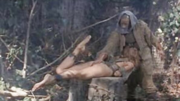 उच्च हिलमा गोरो डेम Zoey Monroe नयाँ साथीलाई माया गर्छिन्